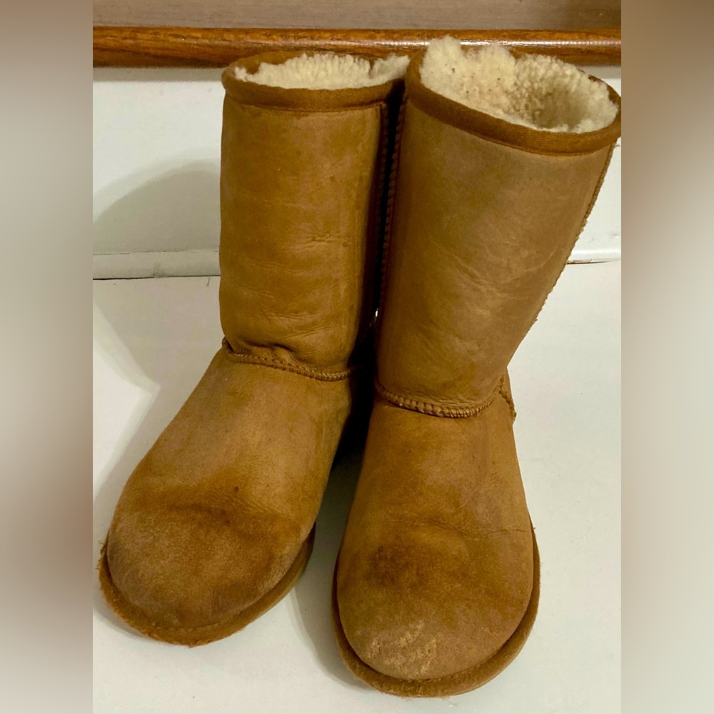 UGG Australia Classic Short 5825. Boots for Women, Size W8